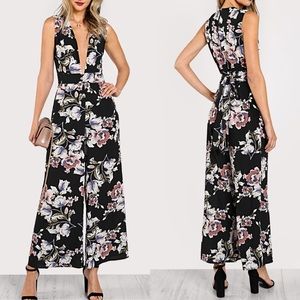 ⚡️🆕Small🥂Floral plunge black jumpsuit